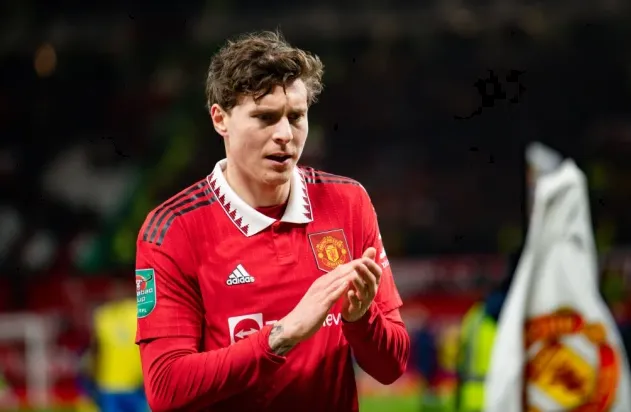 Christian Eriksen replacement? Erik ten Hag explains Victor Lindelof experiment in central midfield - Bóng Đá