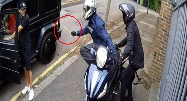 Arsenal star Ozil bundled into back seat of his car by security - Bóng Đá