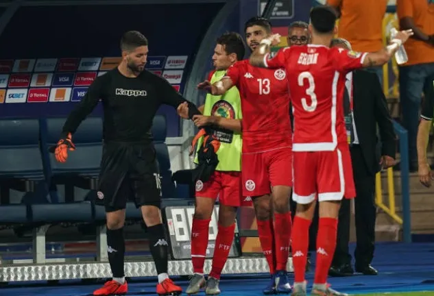 Watch Tunisia keeper ‘do a Kepa’ by refusing to be subbed during AFCON 2019 win over Ghana - Bóng Đá