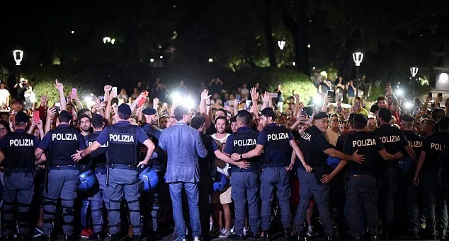 Fan Milan thức trắng đêm chào đón Higuain đến San Siro - Bóng Đá