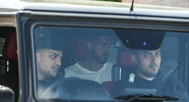 Salah tự tin tới sân tập, Liverpool sẵn sàng chiến Real Madrid - Bóng Đá