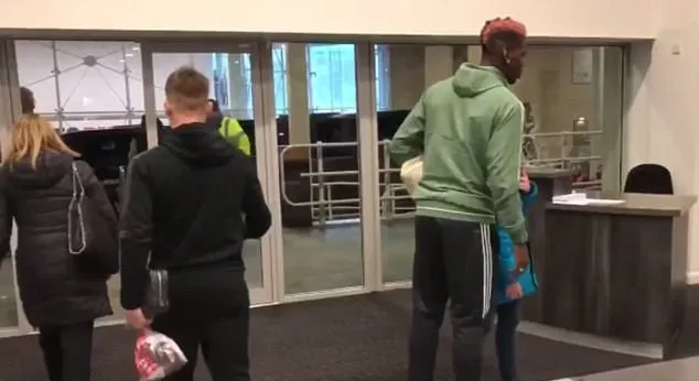 Chấn thương, Pogba tập tễnh rời St James' Park? - Bóng Đá