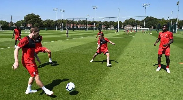 Naby Keita và Fabinho tỏ vẻ mệt mỏi trong ngày thứ 2 tập luyện cùng Liverpool - Bóng Đá