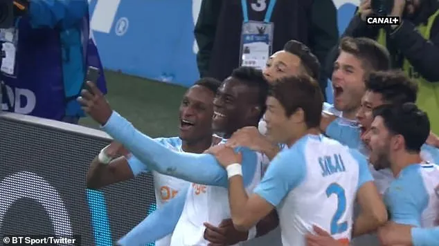 Lập siêu phẩm, Balotelli ăn mừng có 1-0-2 - Bóng Đá