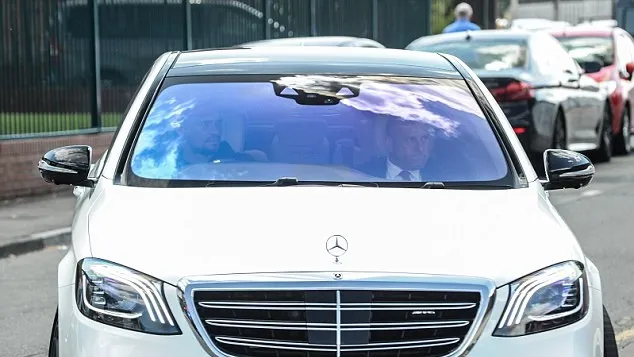 Salah tự tin tới sân tập, Liverpool sẵn sàng chiến Real Madrid - Bóng Đá