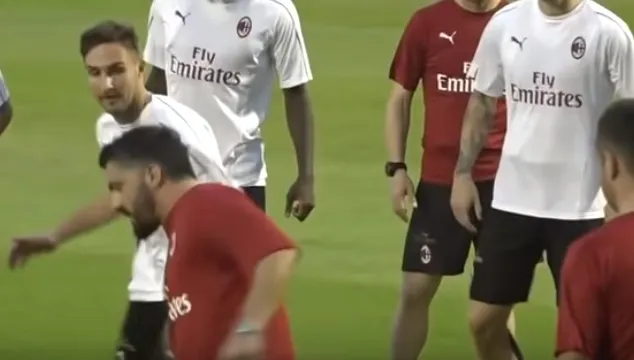 Higuain gạt chân Gattuso - Bóng Đá