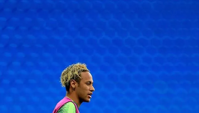 Neymar 'trình làng' kiểu tóc mới cực độc - Bóng Đá