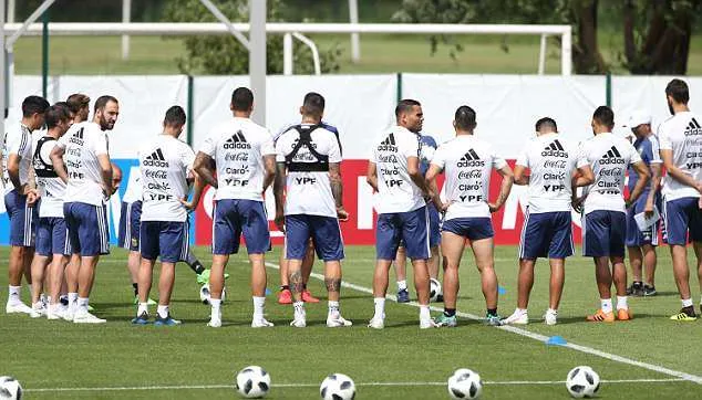 Dàn sao Argentina tươi như hoa trước trận 'tử chiến' - Bóng Đá