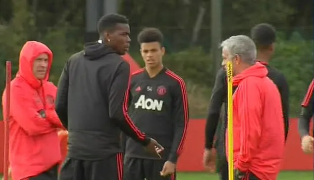 Sau cái lườm Mourinho, Pogba hành động đầy thách thức - Bóng Đá