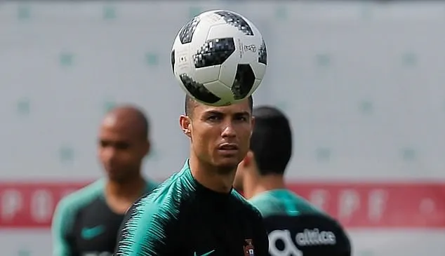 Ronaldo mặt mày cau có, đồng đội và HLV trưởng Bồ Đào Nha xanh mặt - Bóng Đá