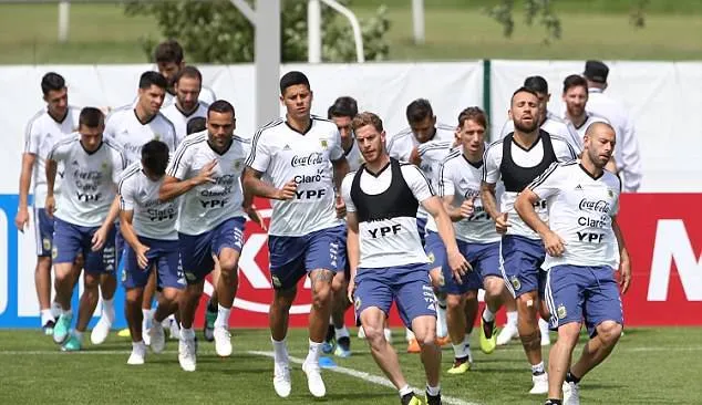 Dàn sao Argentina tươi như hoa trước trận 'tử chiến' - Bóng Đá