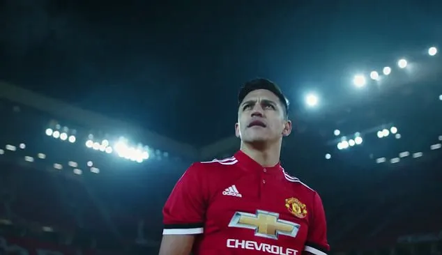 Alexis Sanchez lần đầu đi xe đến sân tập Carrington - Bóng Đá