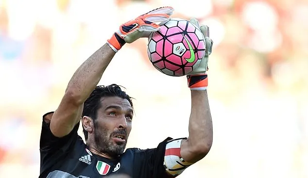Ở tuổi 40, Gianluigi Buffon vẫn chưa dừng lại! - Bóng Đá