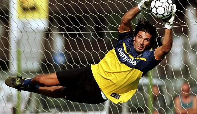 Ở tuổi 40, Gianluigi Buffon vẫn chưa dừng lại! - Bóng Đá