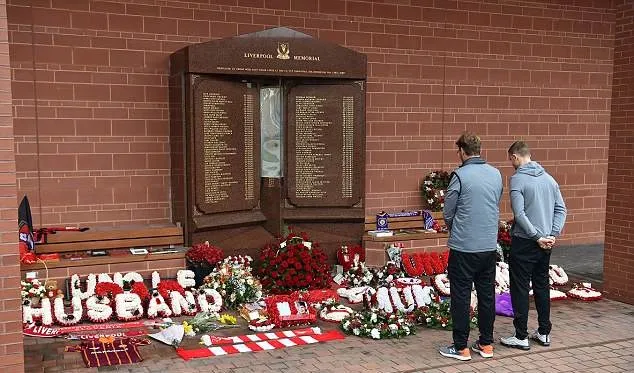 Klopp và học trò tưởng niệm thảm họa Hillsborough 98 - Bóng Đá