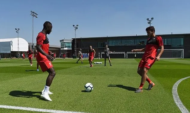 Naby Keita và Fabinho tỏ vẻ mệt mỏi trong ngày thứ 2 tập luyện cùng Liverpool - Bóng Đá