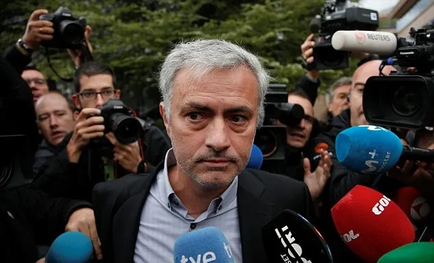 Đại chiến Chelsea cận kề, Mourinho vẫn đủng đỉnh ra tòa trình diện - Bóng Đá