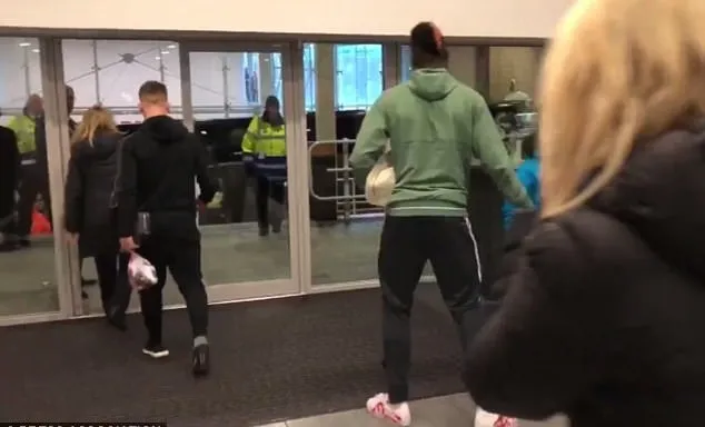 Chấn thương, Pogba tập tễnh rời St James' Park? - Bóng Đá
