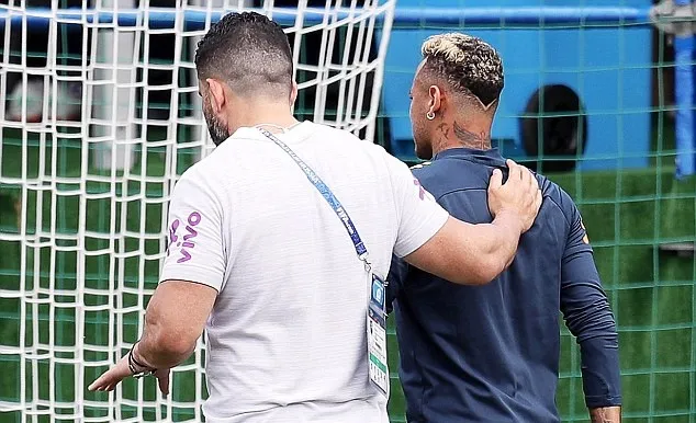 NÓNG: Neymar nhắn nhó trên sân tập, nguy cơ nghỉ hết World Cup - Bóng Đá