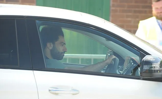 Salah tự tin tới sân tập, Liverpool sẵn sàng chiến Real Madrid - Bóng Đá