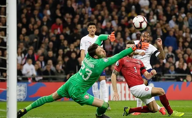 Từ kẻ đáng ghét cho đến người hùng Wembley - Sterling đã dẹp tan mọi lời chỉ trích - Bóng Đá