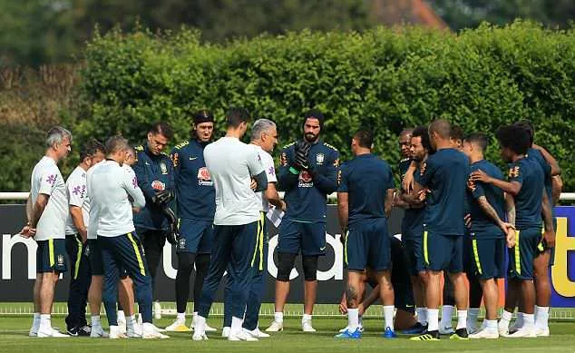 Nguy cho Brazil: Neymar không thể tập luyện, nguy cơ lỡ trận Croatia - Bóng Đá