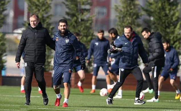 Arda Turan ký hợp đồng và tập luyện với CLB mới - Bóng Đá