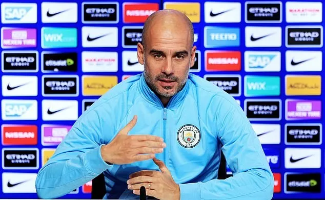 HLV Pep Guardiola ngáy ngủ khi Man City lên đường tới London - Bóng Đá