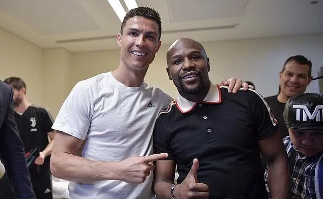 Mayweather sánh vai Ronaldo - Bóng Đá