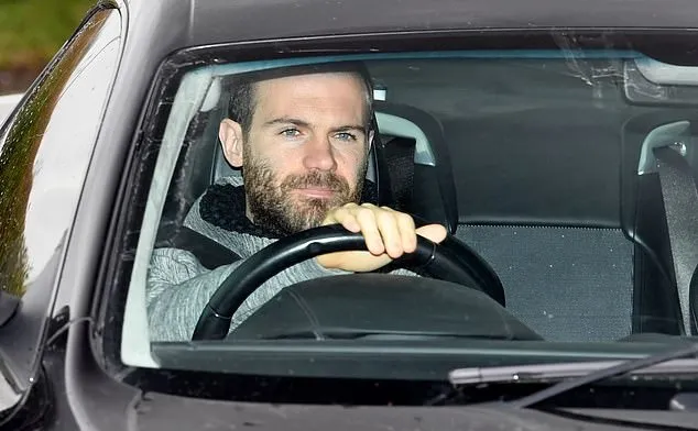 Ảnh Man Utd đến sân tập - Bóng Đá