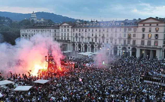 Juventus ăn mừng vô địch - Bóng Đá