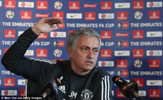 5 lý do khiến Mourinho trở thành cái gai của làng túc cầu: - Bóng Đá