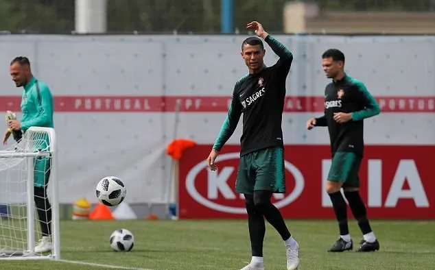 Ronaldo mặt mày cau có, đồng đội và HLV trưởng Bồ Đào Nha xanh mặt - Bóng Đá