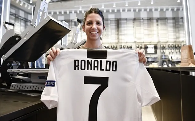 Ronaldo chưa ra mắt Juve, áo đấu đã cháy hàng - Bóng Đá