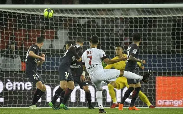Vượt Ibra, Cavani lập thành tích cực khủng ở PSG - Bóng Đá