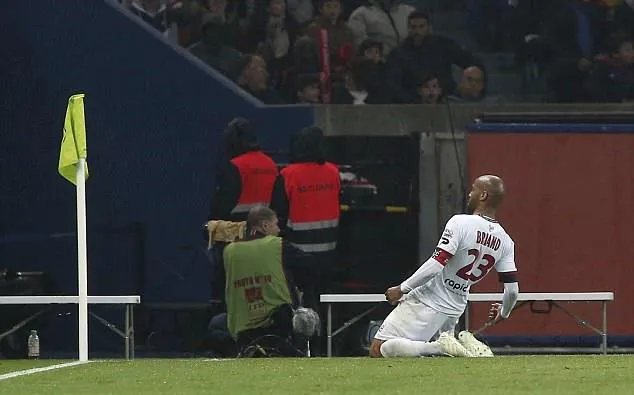 Vượt Ibra, Cavani lập thành tích cực khủng ở PSG - Bóng Đá