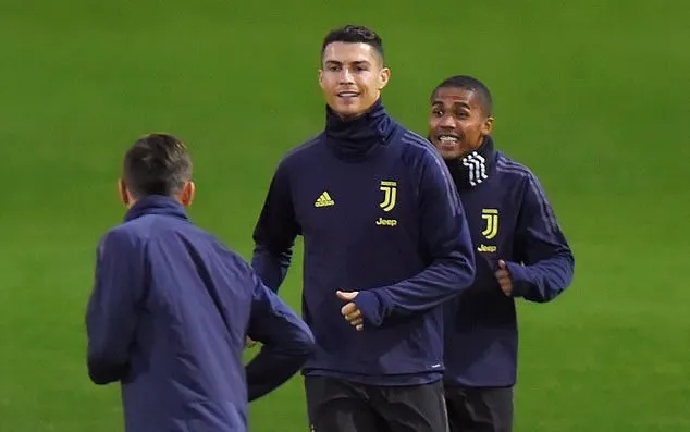 Ronaldo ngỡ ngàng trước cú ngã bàn đèn của Cuadrado - Bóng Đá