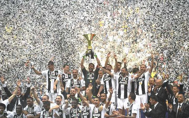 Juventus ăn mừng vô địch - Bóng Đá