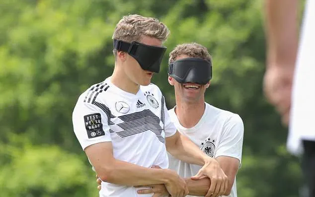 Muller và Matthias Ginter so tài bịt mắt đá bóng - Bóng Đá