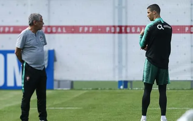 Ronaldo mặt mày cau có, đồng đội và HLV trưởng Bồ Đào Nha xanh mặt - Bóng Đá