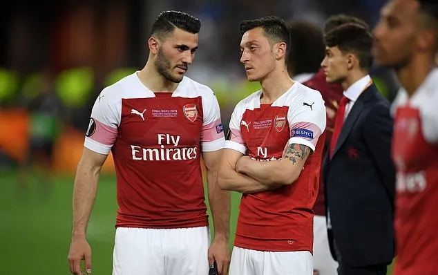 Arsenal star Ozil bundled into back seat of his car by security - Bóng Đá