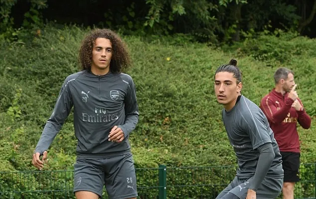 Tân binh Arsenal trông giống David Luiz y đúc trên sân tập - Bóng Đá