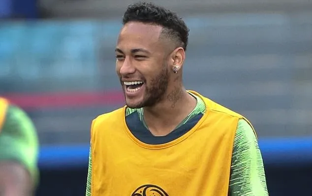 Neymar cắt phăng tóc mì tôm, quẩy sung trên sân tập Brazil - Bóng Đá