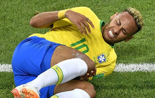 Neymar cắt phăng tóc mì tôm, quẩy sung trên sân tập Brazil - Bóng Đá