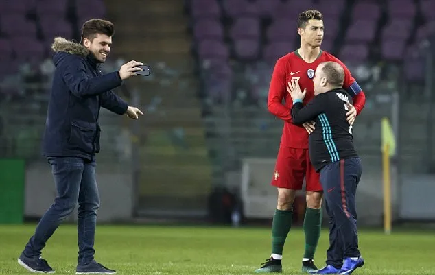 Fan cuồng vào sân 'âu yếm' Cristiano Ronaldo - Bóng Đá