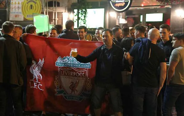 Fan Liverpool chơi trội tại thủ đô Italia - Bóng Đá