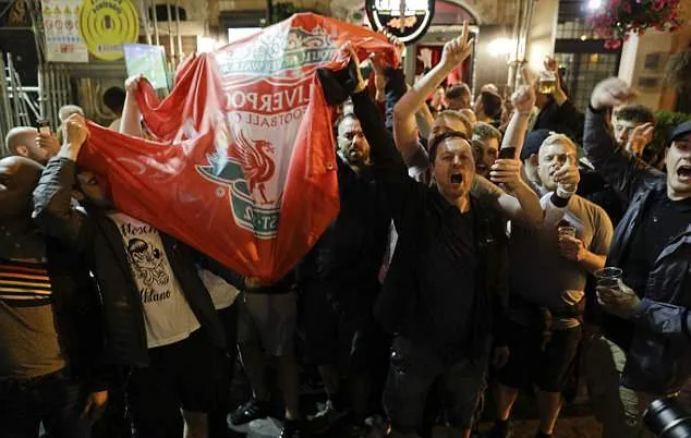 Fan Liverpool chơi trội tại thủ đô Italia - Bóng Đá