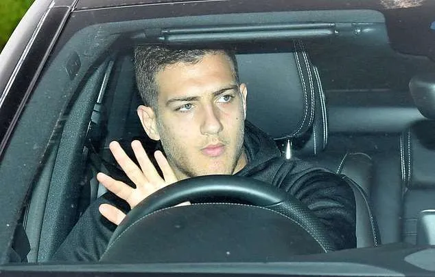 Ảnh Man Utd tới sân tập - Bóng Đá