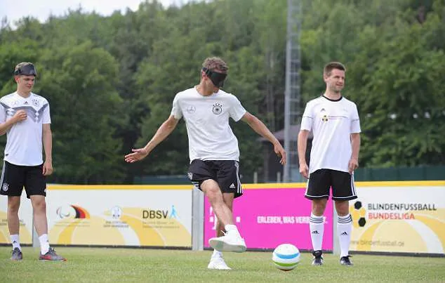 Muller và Matthias Ginter so tài bịt mắt đá bóng - Bóng Đá