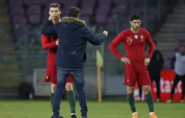 Fan cuồng vào sân 'âu yếm' Cristiano Ronaldo - Bóng Đá